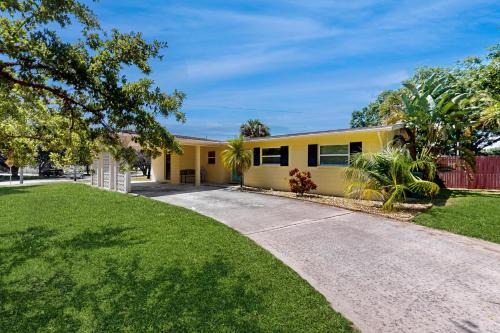 College Green Estates Casa | The Modern Beach Pad