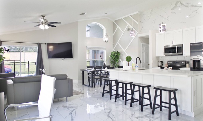 Solana Casa | The Modern/Luxe Vacation Heated Pool Disney
