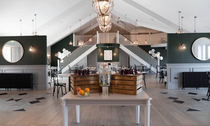Chittlehamholt Cabina | The Mole Resort that sleeps 6 guests in 3 bedrooms