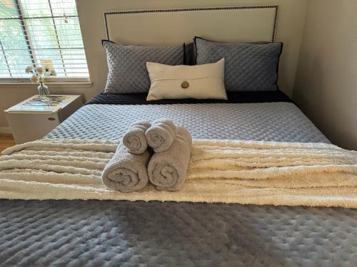 Sunrise Manor Casa | The Monet- One bedroom with a private entrance - shared bathroom