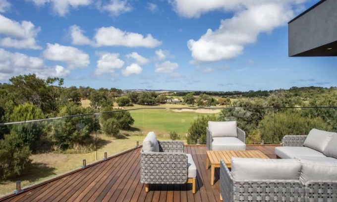 Fingal Casa | The Moonah Residence - Luxury 6 Bedroom Private Residence overlooking Moonah Links