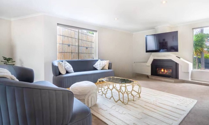 Mount Eliza Casa | The Moondah Manor A Poolside Family Retreat