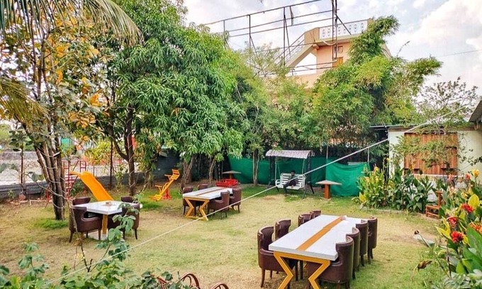 Sanwer Complejo | The Moonlight Resort Indore