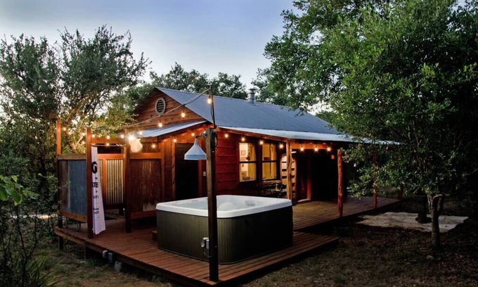 Wimberley Casa | The Moonshiner Cabin: Era de la Prohibición con un toque de Steampunk * Hot Tub *