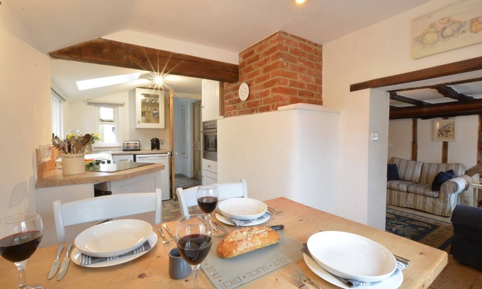 Orford Cabaña | THE MOORINGS, ORFORD, pet friendly, with open fire in Orford