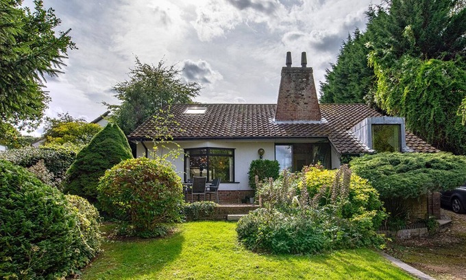 Norwich Casa | The Moorings da al río. Incluye bañera de hidromasaje y barco privado.