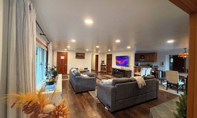 Huffman - O' Malley Cabina | The Moose Pad, Rustic Luxury, serene setting, Spacious 4bed/2bath, Sleeps 12+