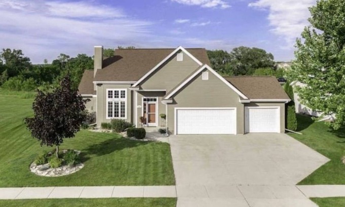Fond du Lac Casa | The Morris Manor with pool and basement theater