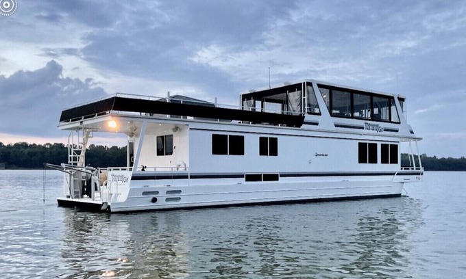 Mid Beach Alquiler De Eote | The most amazing 72’ Yacht with 8 person hot tub.