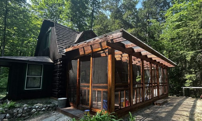 Le Roy Cabina | The Mother Lodge - Cozy Cabin on the Creek