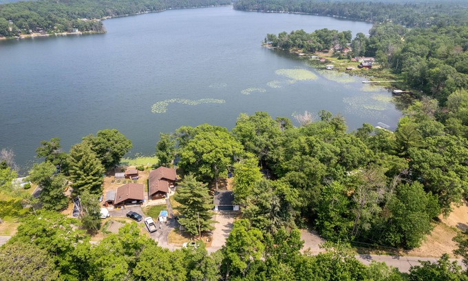 Motley Casa | 'The Motley Crew Haus' Northern MN Updated Lake House - 100 feet of lakeshore!