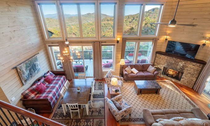 Helen Casa | The Mount Yonah Castle, Spectacular Mountain Views, Hot Tub, Pet Friendly