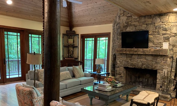 Scaly Mountain Casa | The Mountain Retreat - Highlands Plateau - Private Vineyard Getaway