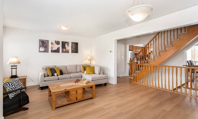 Brampton Casa | The Mt Pleasant Residence - Your Cozy Away-HOME - *Free Parkg*Workspace*GO-Stn
