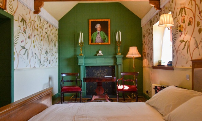 Castle Douglas Cama Y Desayuno | The Munches Room at Buittle Castle, a Georgian Style Stay in a Medieval Castle