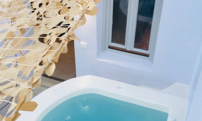 Vothon Casa | The Muse Of Santorini - Hot Tub Suites