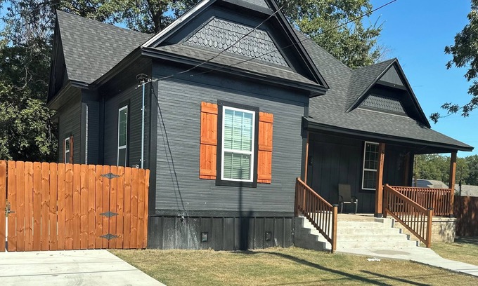 East Riverside Casa | The Mustard Seed Cottage-Charming 3-BR Craftsman conveniently located downtown!