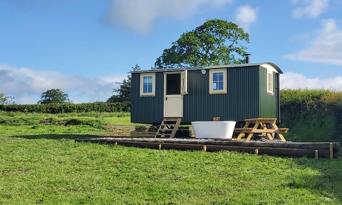 Pentrefelin Cabina | The Musterer's Hut, Outdoor Bath & Valley View