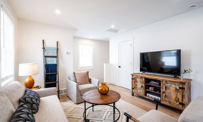 Delafield Apartamento | The Nagawicka Loft- Dog Friendly, Prime Location, Pontoon Rental