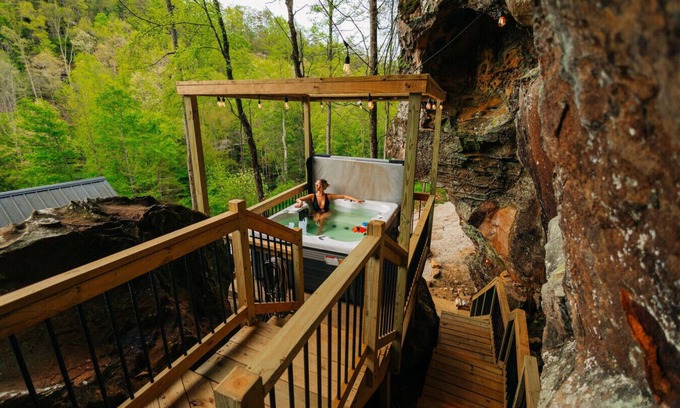 Rogers Apartamento | NEW Unique Hot Tub & Deck | Firepit | Mural | Pets