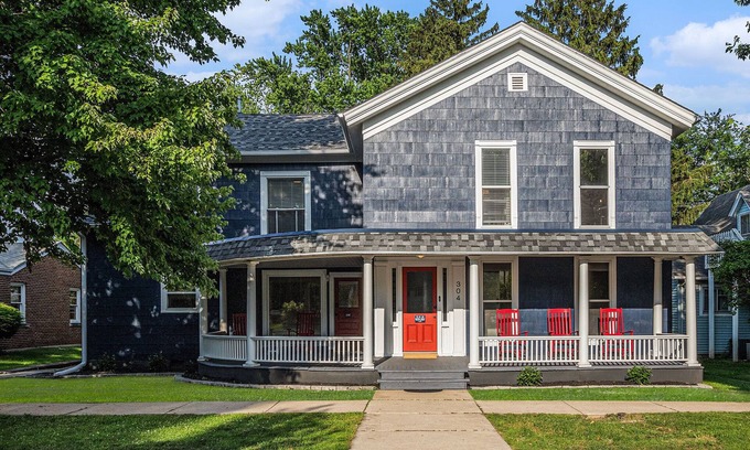 Valparaiso Casa | The Navy Gem | Historic Downtown Home—Sleeps 20