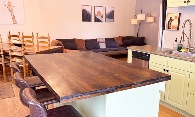 Inner Harbour Apartamento | The Neighbourhood: Expansive loft | free parking