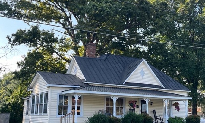 Jonesville Casa | The Nellie House. An historic cottage in the Heart of Elkin
