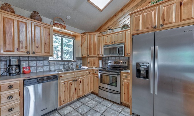 Ruidoso Cabina | The Neon Bear