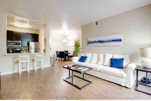 Del Rey Apartamento | The Nest a Spacious 1 Bedroom Apartment with a Pool View