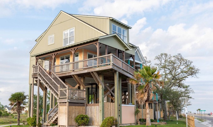 Long Beach Casa | The Nest: una cabaña frente al mar que se encuentra muy por encima de las copas de los árboles