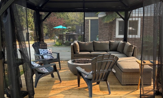 North Saanich Casa | 🌿 “The Nest” Beautiful Property! Stylish 2 Bedroom Suite. Main Level of Home.