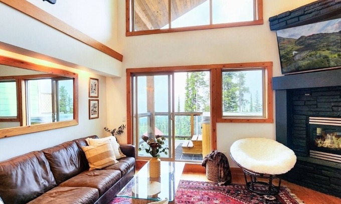 Snow Pine Estates Chalet De Esquí | The Nest | Big White - ski-in/out w new hot tub & view of Monashee Mountains
