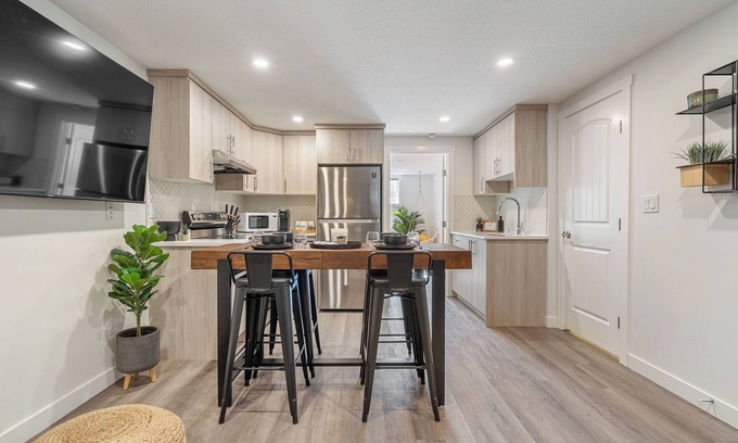 Southeast Calgary Casa | The Nest | Cozy | 2beds >10 min Dt | Free Parking
