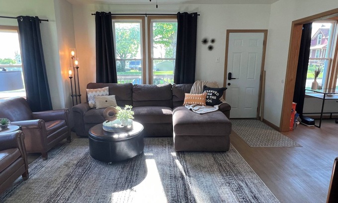 Belle Plaine Casa | The Nest is a newly updated home. Close to park and restaurants. Pet friendly!