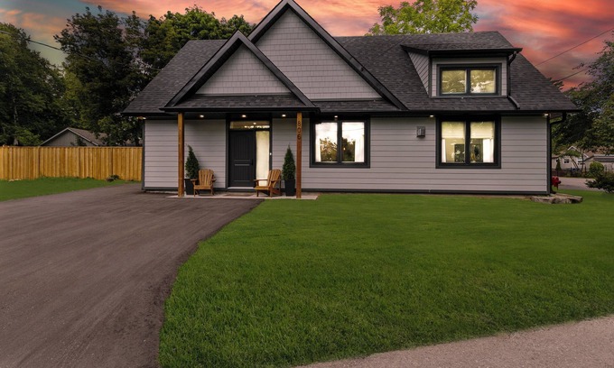 Alcona Cabaña | The Nest Lakehouse w/ Hot Tub, Steps to Innisfil Beach Park