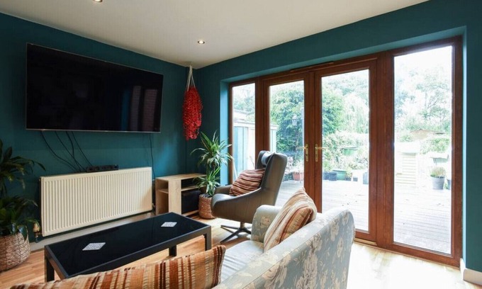 Cowplain Casa | The Nest | Large Family Home | Pool Table
