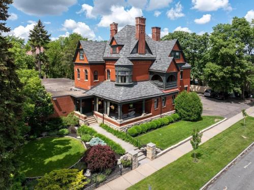 Summit - University Cama Y Desayuno | The New Victorian Mansion Bed & Breakfast