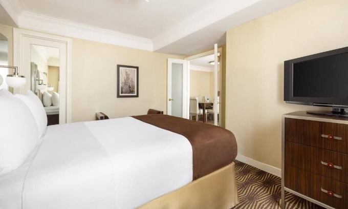 Garment District Hotel | The New Yorker Hotel | Queen Bed Suite | Graceful Room in Prime Location