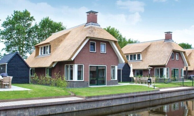 Idskenhuizen Casa | The Nije Dei is a 8 person wellness water villa