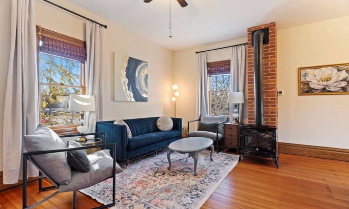 Hastings Apartamento | The Nininger Historic Apt - Walk to DT and River, King Bed, Pet Friendly