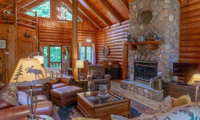 Gaylord Casa | The Nodding Bear - Spacious Log Cabin