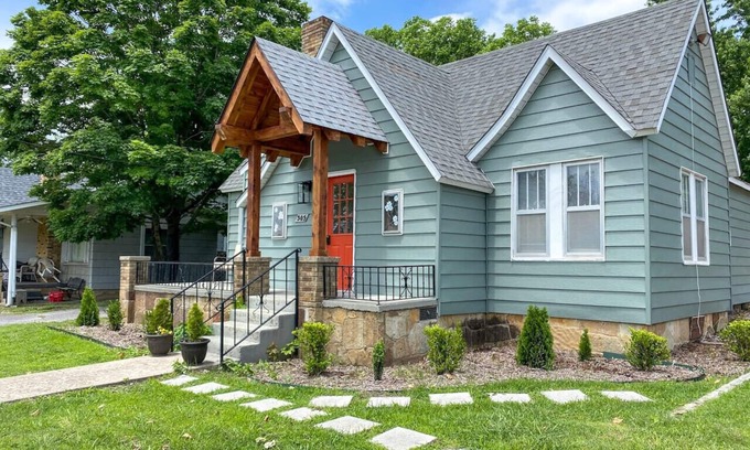 Mountain View Cabina | The Nook on Main ~ Walk to restaurants and shops!