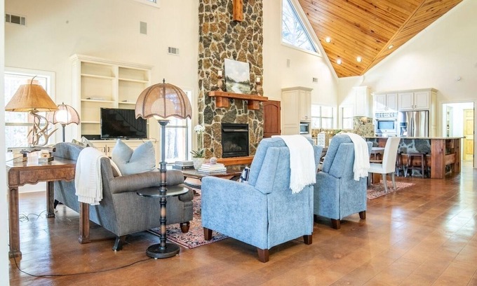 Lafayette County Casa | The O Stone, 3BR Cabin Retreat by VelvetDitchVillas