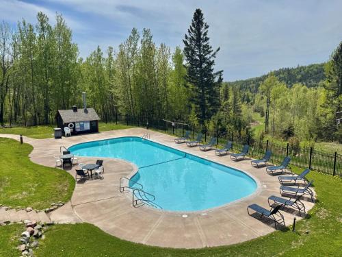 Lutsen Casa | The Oak Cottage Ski in out Pool Hot Tub Views of Lutsen Mtn