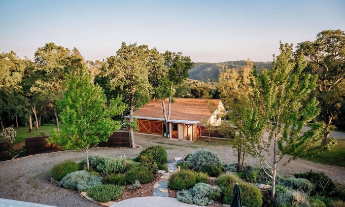 Mariposa Casa | The Oak Meadows Guest House