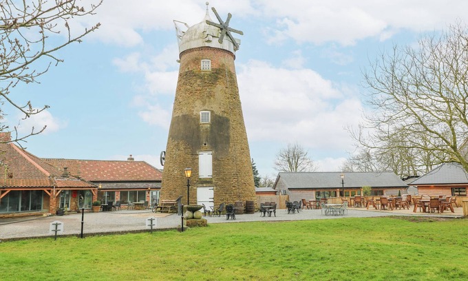 Wymondham Cabaña | THE OAK ROOM - WINDMILL COUNTRY RETREATS, pet friendly in Buckminster