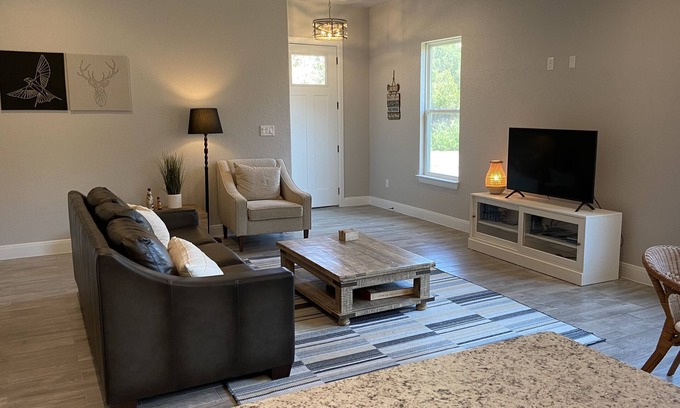 Canyon Lake Cabaña | The Oakhill Cottage—stylish, family-friendly—3 min from boat ramp!
