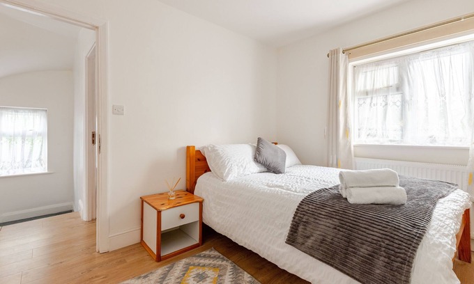 Alperton Apartamento | The Oakland, Spacious 3-Bed Flat with Fast WiFi, Free Parking & Self Check-In