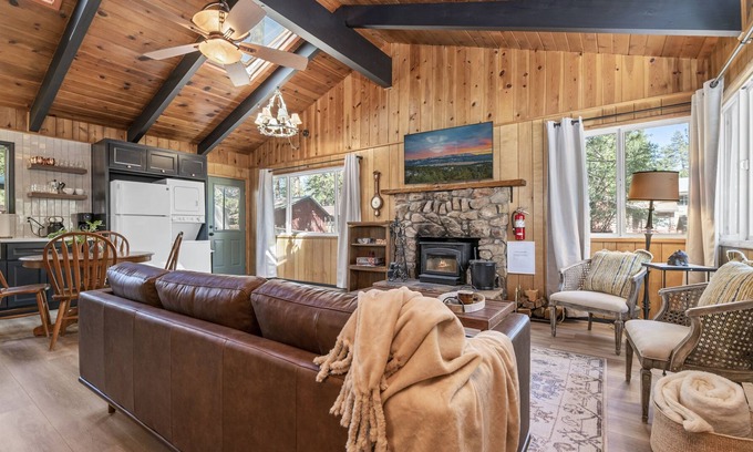 The Village Chalet De Esquí | The Oasis Chalet - Walking Distance To The Village, The Lake, And Alpine Slide! 2 Bedroom Chalet