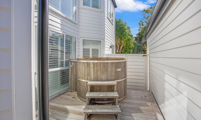 Takapuna Apartamento | The Oasis Home with Hot Tub and Parking